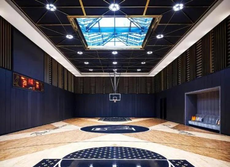 4645㎡超大别墅火了在家建NBA级别篮球场一间卧室300㎡尽显高级黑的奢华