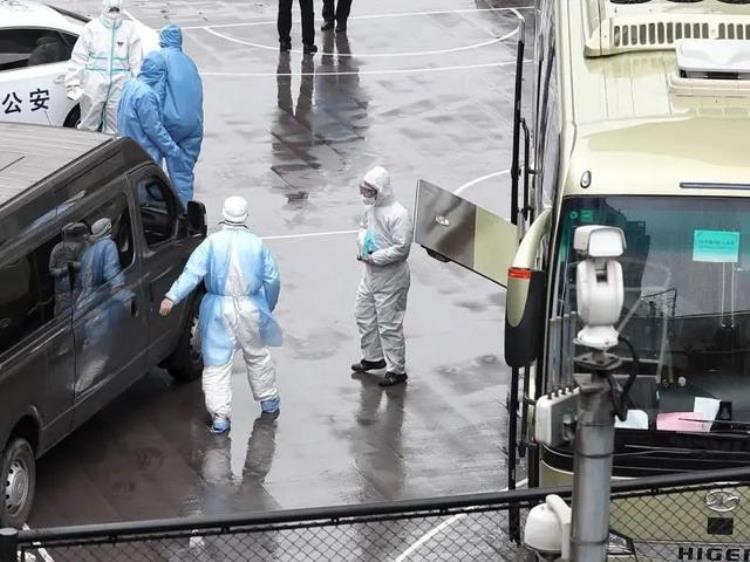 虹口足球场怎么进「虹口足球场如何确保入境人员转运安全带你直击现场」