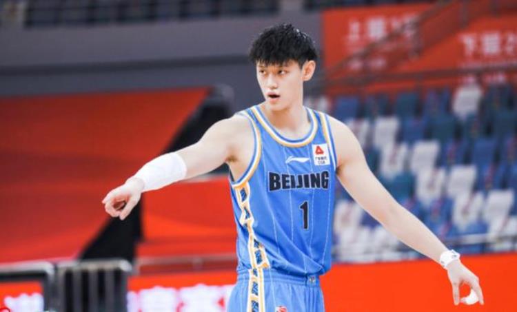 曾凡博 篮球「CBA闹剧曾凡博把球鞋扔给粉丝却被现场保安抢走爆发冲突」