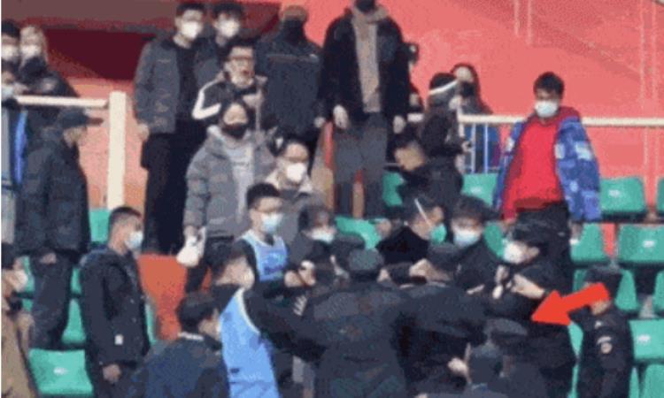 曾凡博 篮球「CBA闹剧曾凡博把球鞋扔给粉丝却被现场保安抢走爆发冲突」