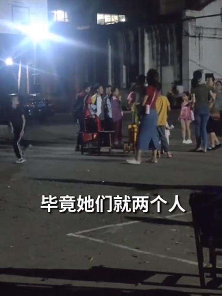孩子们正打篮球跳舞大妈为占场地把大灯挂上篮筐网友这又不是舞场