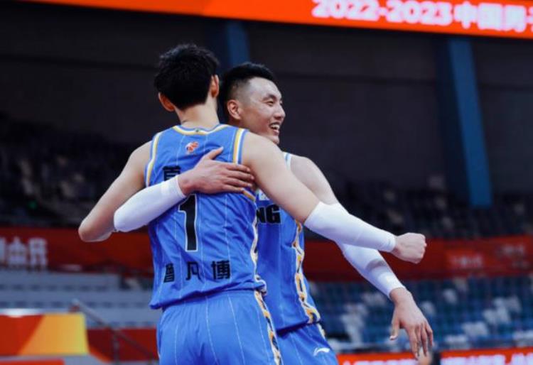曾凡博 篮球「CBA闹剧曾凡博把球鞋扔给粉丝却被现场保安抢走爆发冲突」