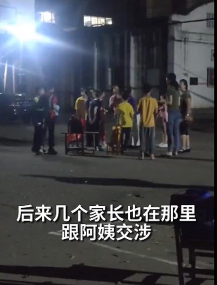 孩子们正打篮球跳舞大妈为占场地把大灯挂上篮筐网友这又不是舞场