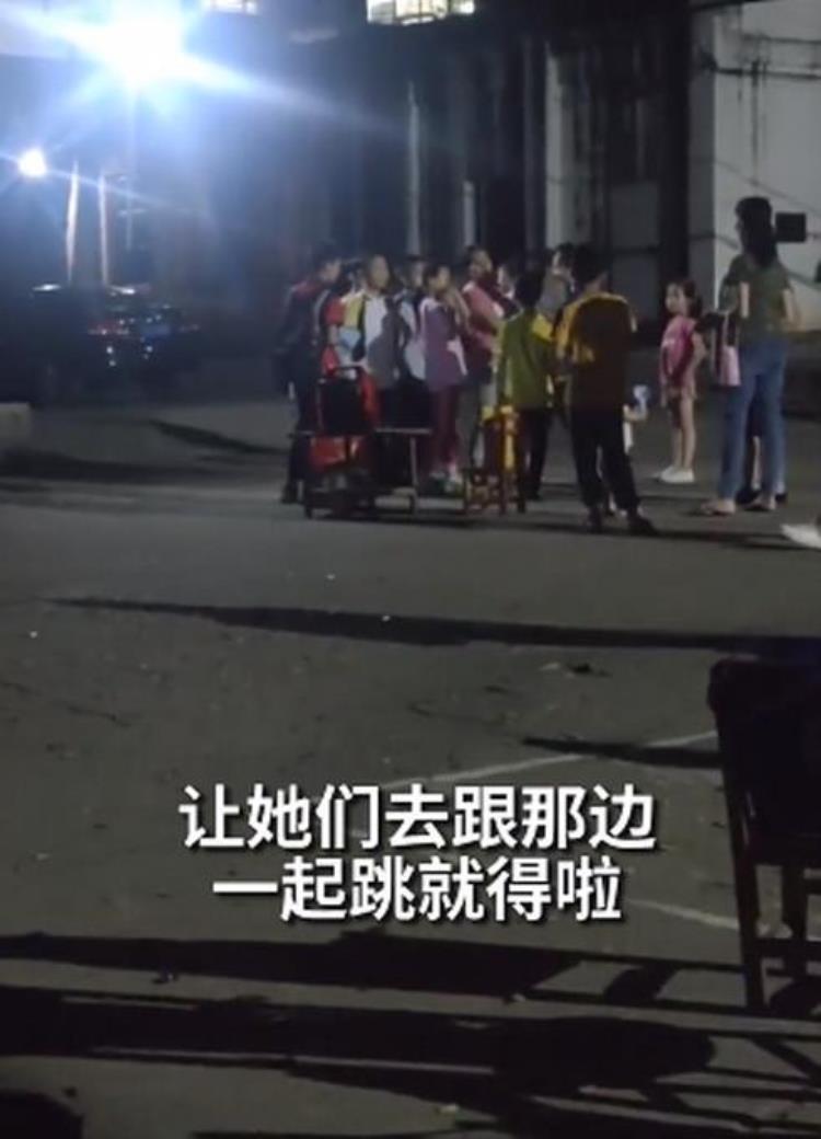 孩子们正打篮球跳舞大妈为占场地把大灯挂上篮筐网友这又不是舞场