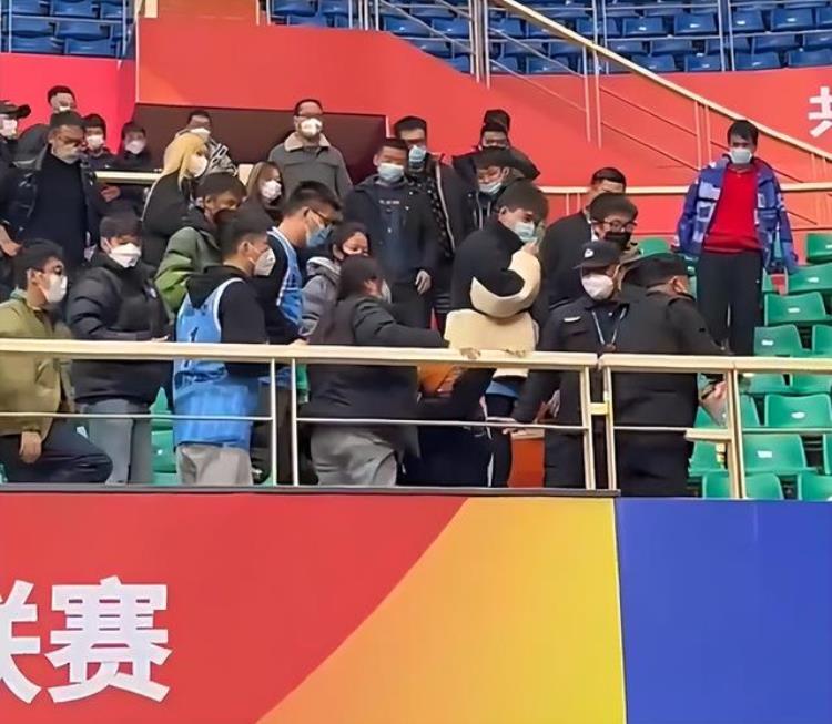 曾凡博 篮球「CBA闹剧曾凡博把球鞋扔给粉丝却被现场保安抢走爆发冲突」