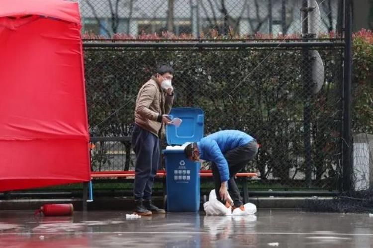 虹口足球场怎么进「虹口足球场如何确保入境人员转运安全带你直击现场」
