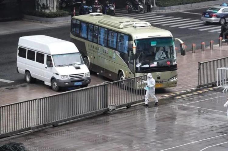 虹口足球场怎么进「虹口足球场如何确保入境人员转运安全带你直击现场」