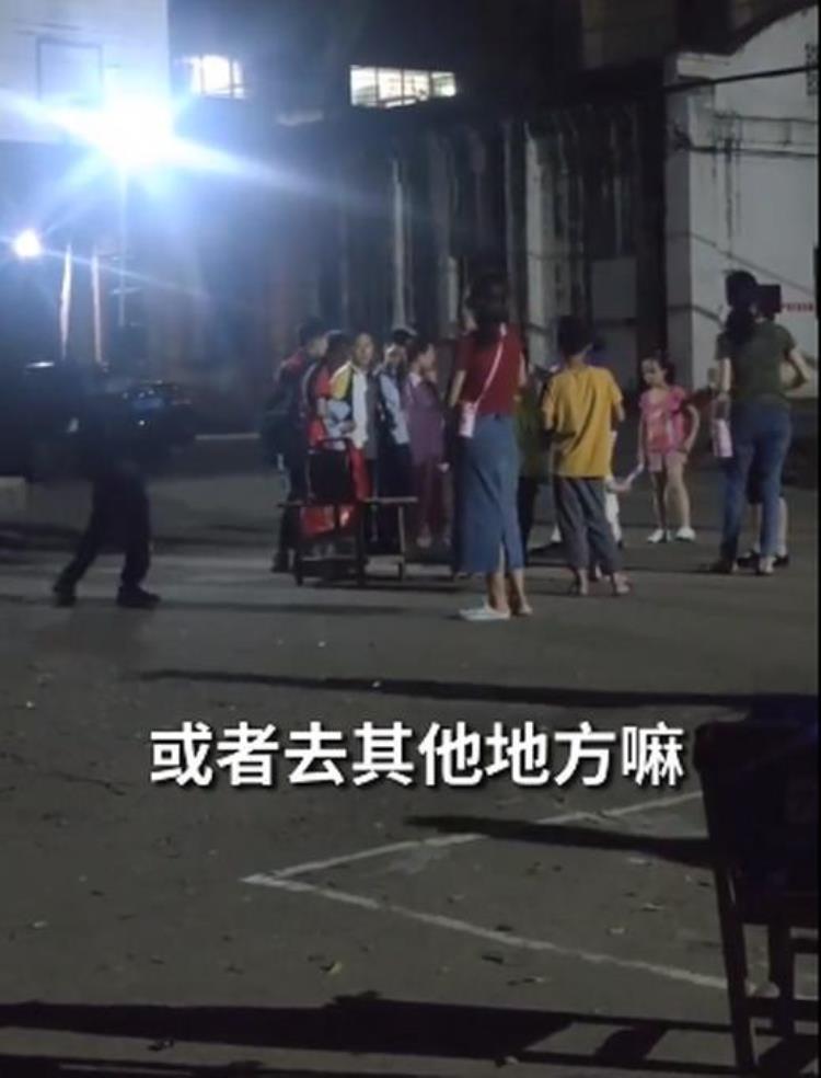 孩子们正打篮球跳舞大妈为占场地把大灯挂上篮筐网友这又不是舞场