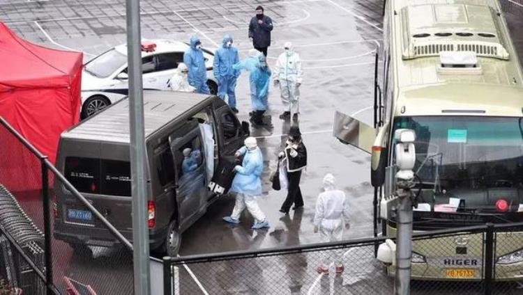 虹口足球场怎么进「虹口足球场如何确保入境人员转运安全带你直击现场」