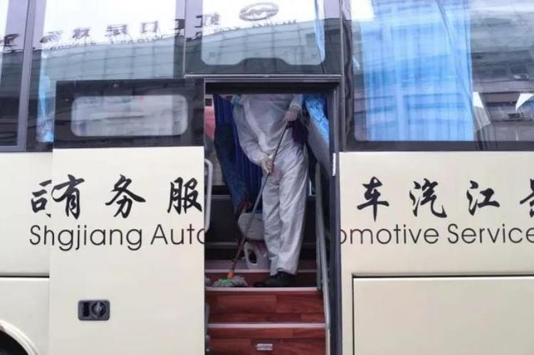 虹口足球场怎么进「虹口足球场如何确保入境人员转运安全带你直击现场」