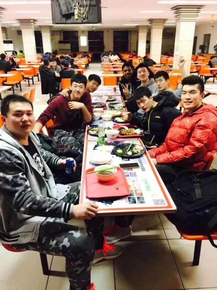 万圣伟投篮「万圣伟的篮球故事又是在篮球场挥汗如雨的一天这种感觉真好」