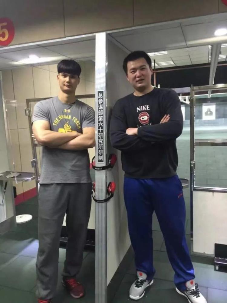 万圣伟投篮「万圣伟的篮球故事又是在篮球场挥汗如雨的一天这种感觉真好」