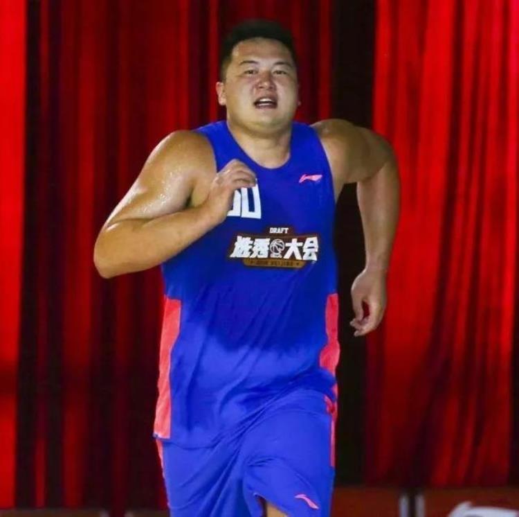 万圣伟投篮「万圣伟的篮球故事又是在篮球场挥汗如雨的一天这种感觉真好」