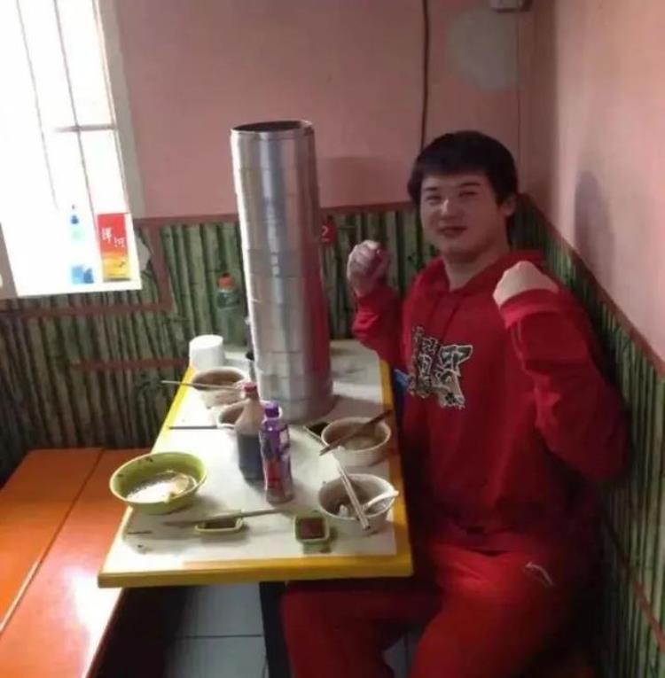 万圣伟投篮「万圣伟的篮球故事又是在篮球场挥汗如雨的一天这种感觉真好」